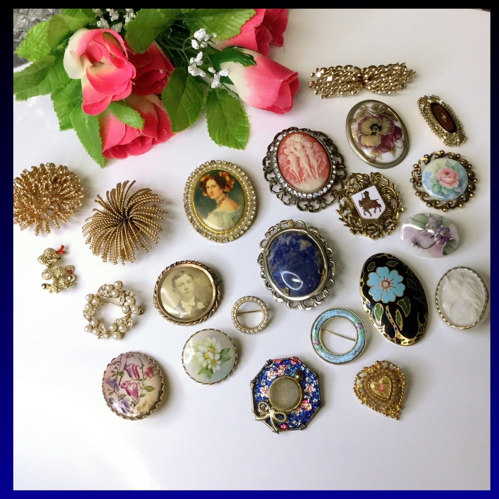 Lot of vintage brooches pins painted porcelain